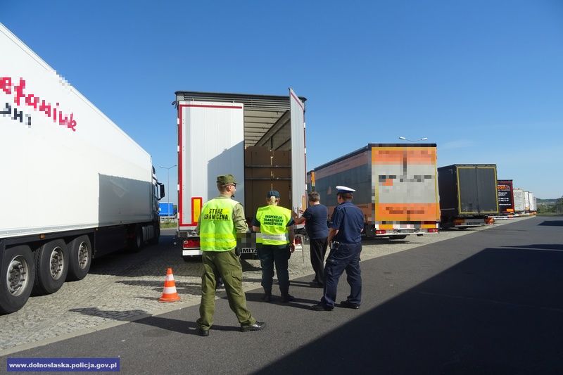 Bolesławieccy policjanci sprawdzali ciężarówki z odpadami